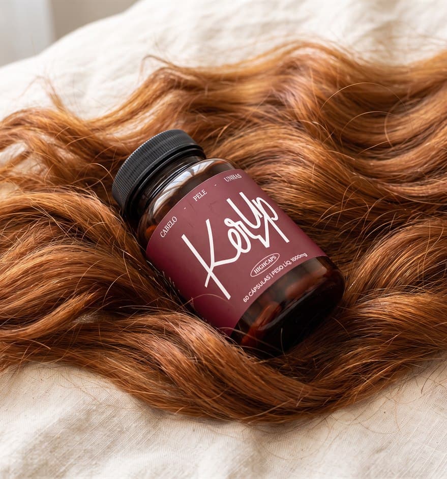 Frasco de KerUp sobre cabelo ruivo